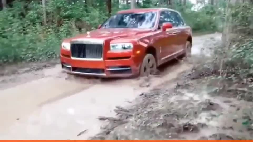 这才叫有钱任性，开着劳斯莱斯玩越野，干坏了再换新车！