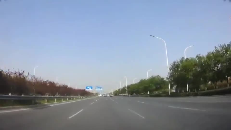行车记录仪实拍：遇见奇葩的老年车，转向灯让我无语了