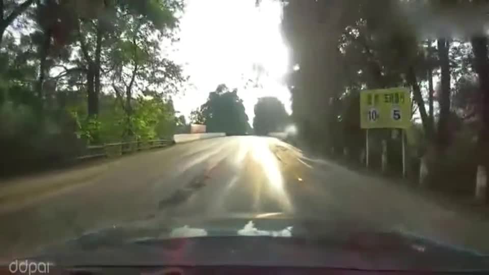 行车记录仪实拍：大家都排队通过，你们说该不该让他