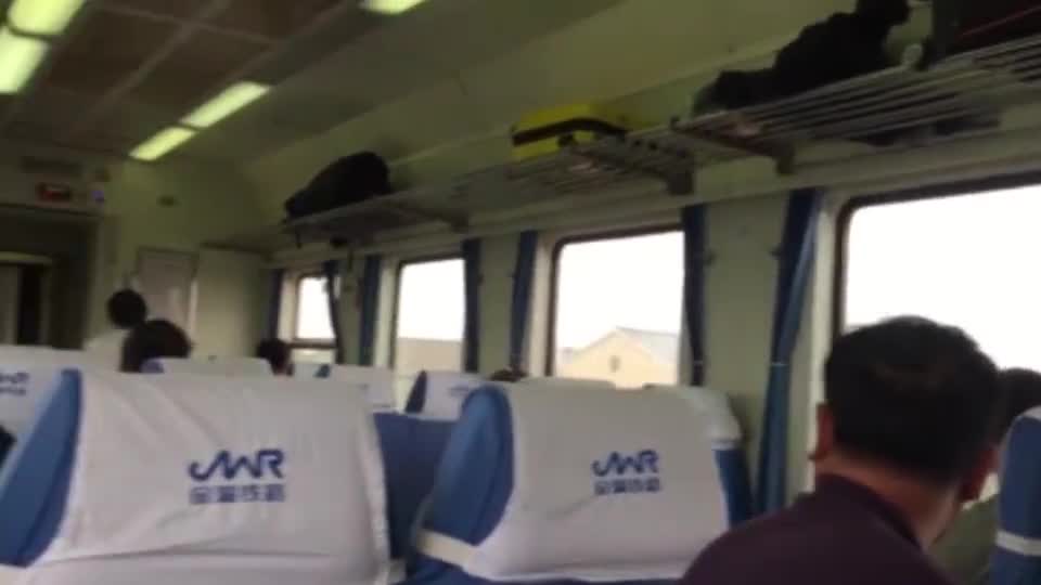 火车实拍，与高速上120码的汽车相比，速度还差了点