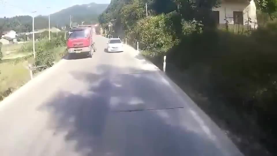 行车记录仪实拍：还好大货车装了ESP，要不然这辆轿车没救了！
