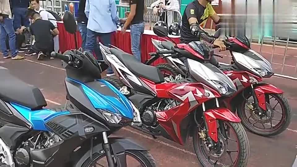 新车鉴赏，实拍本田海外新款弯梁车，颜值相当高，感觉怎样