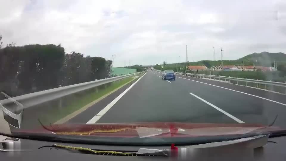 实拍：高速勿疲劳驾驶，车辆报废也就一瞬间！