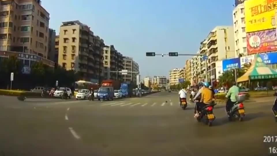 汽车监控：女司机被撞下路基后还踩着油门吧！行车记录仪实拍