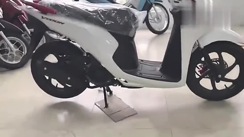 实拍本田海外踏板车型Vision，颜值不赖，感觉如何