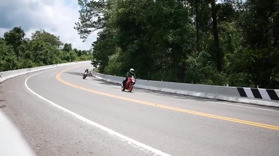 实拍本田CBR650F雅马哈R3公路压弯