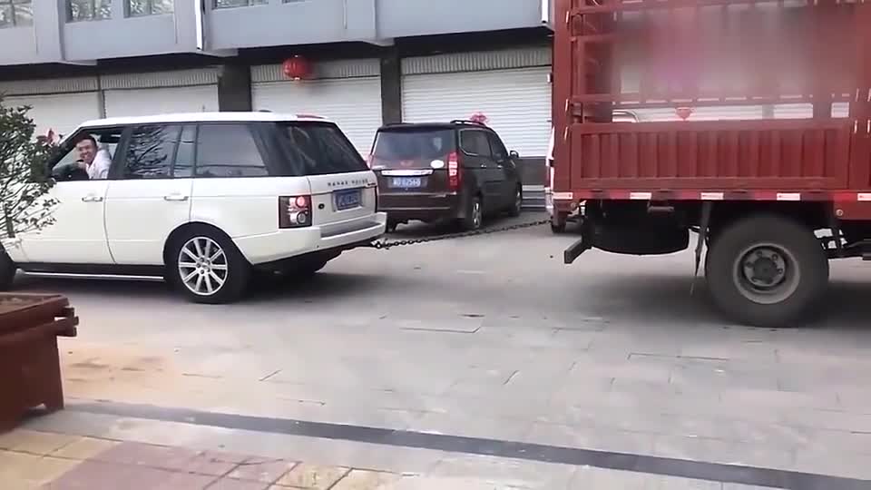 实拍：路虎与大货车比拔河，大哥您这是飘了吗？