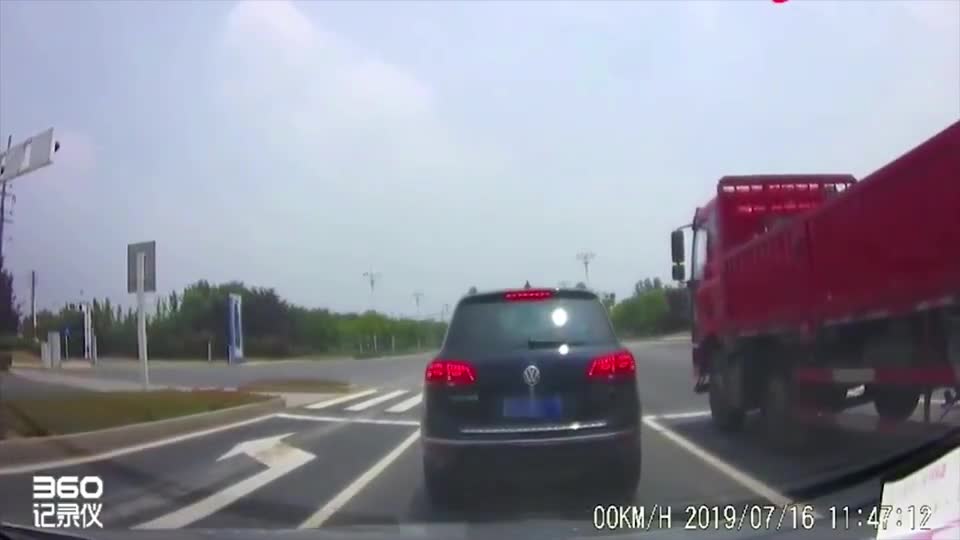 行车记录仪实拍我怀疑前面的大众是烧机油了