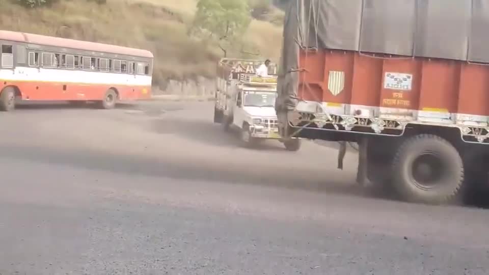 行车记录仪实拍：印度货车转弯，这鸣笛声真是一大特色！