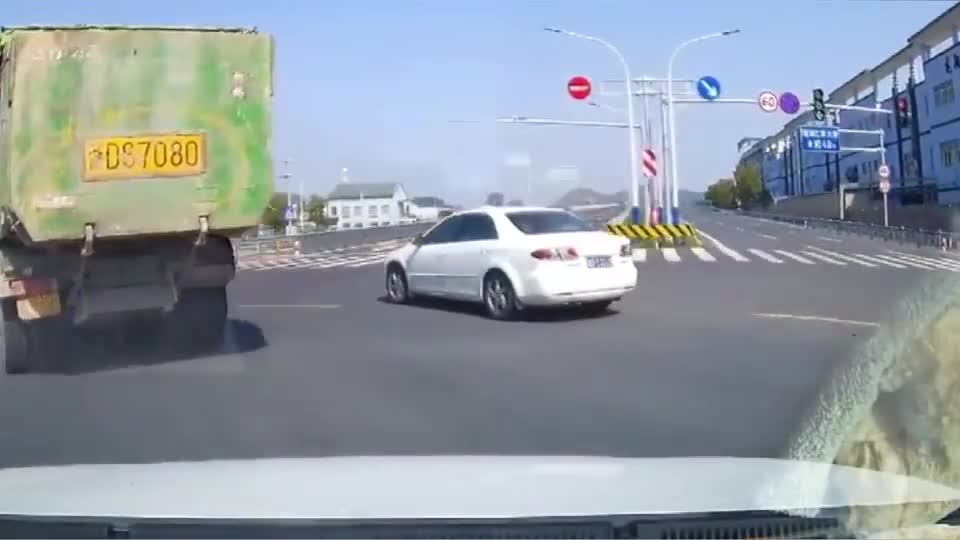 行车记录仪实拍：马自达弯道超车，低估了大货车盲区的厉害