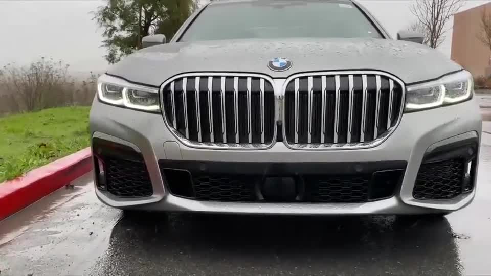 2020款宝马740Li到货实拍，坐进后排看到内饰，买不买自己定