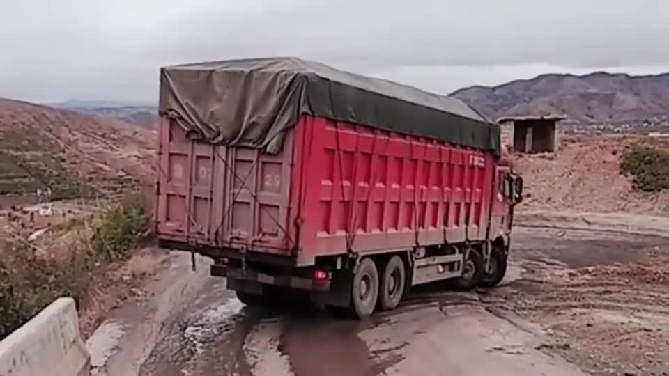 行车记录仪实拍：这就是陕西的山路，货车老司机来了都不敢马虎