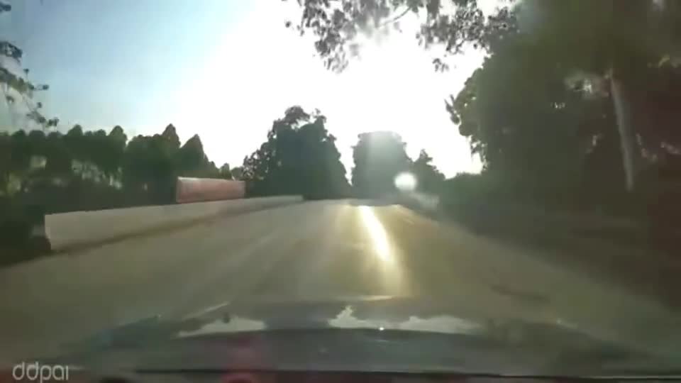 行车记录仪实拍：大家都排队通过，你们说该不该让他