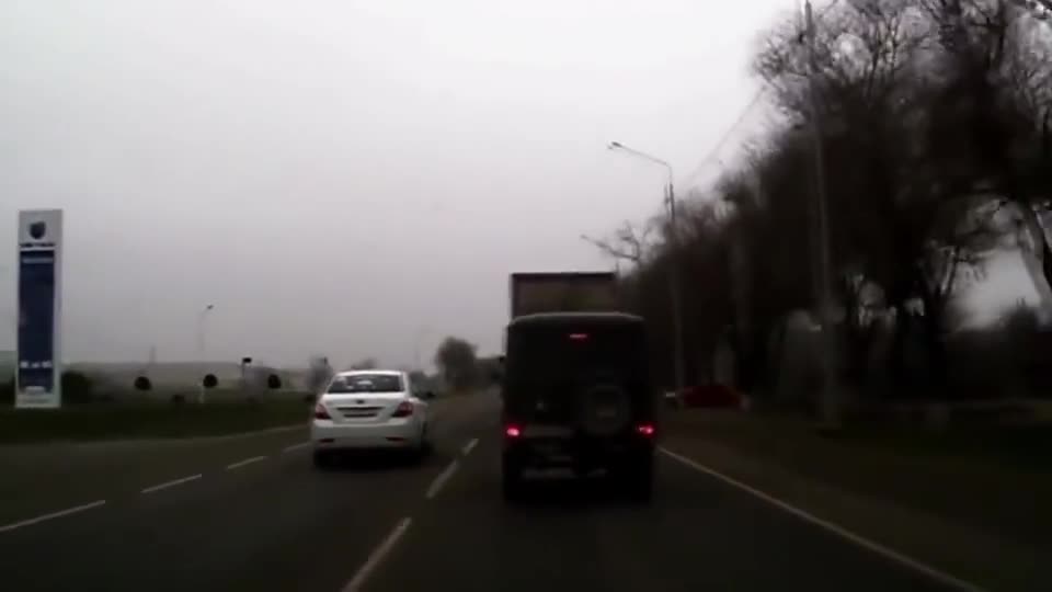 行车记录仪实拍：两车同时借道超车，可结局却大不相同