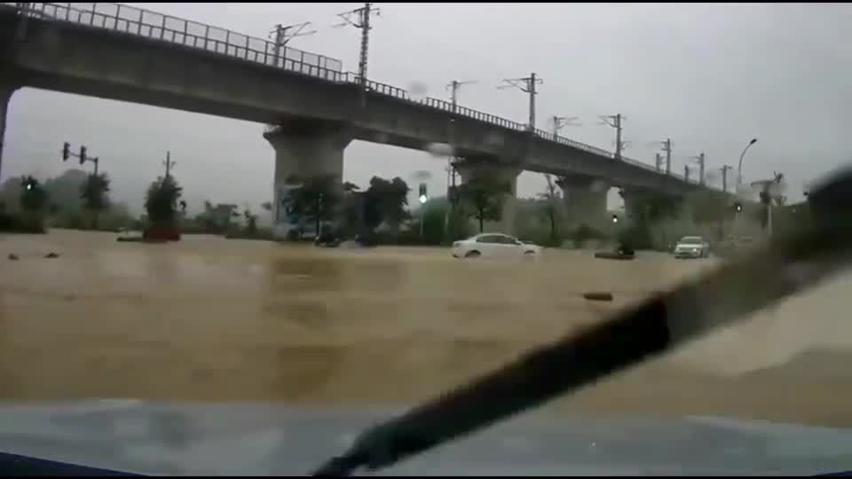 行车记录仪实拍：买越野车十余载，等得就是这一刻，太有面子了