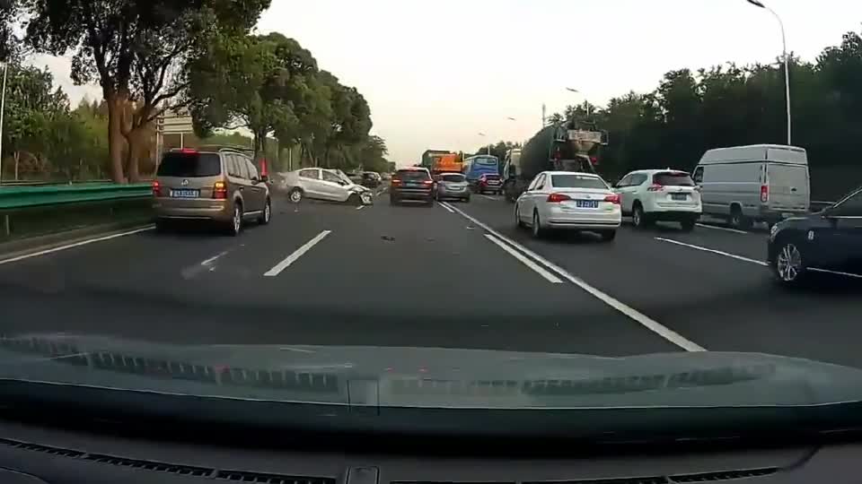 行车记录仪实拍：轿车司机突然实线变道，造成的后果让人没想到