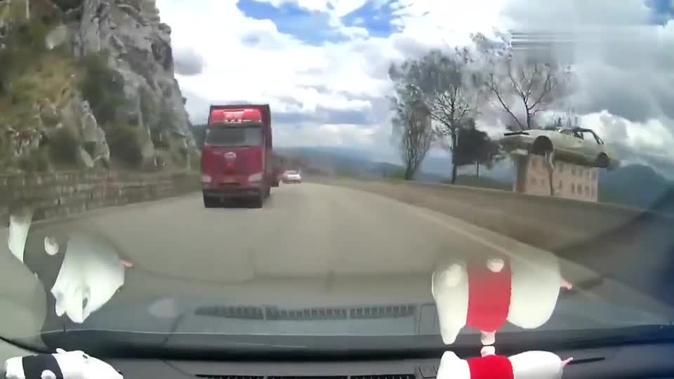 行车记录仪实拍：弯道上超车，总有这些胆肥的车主，该怎么办？