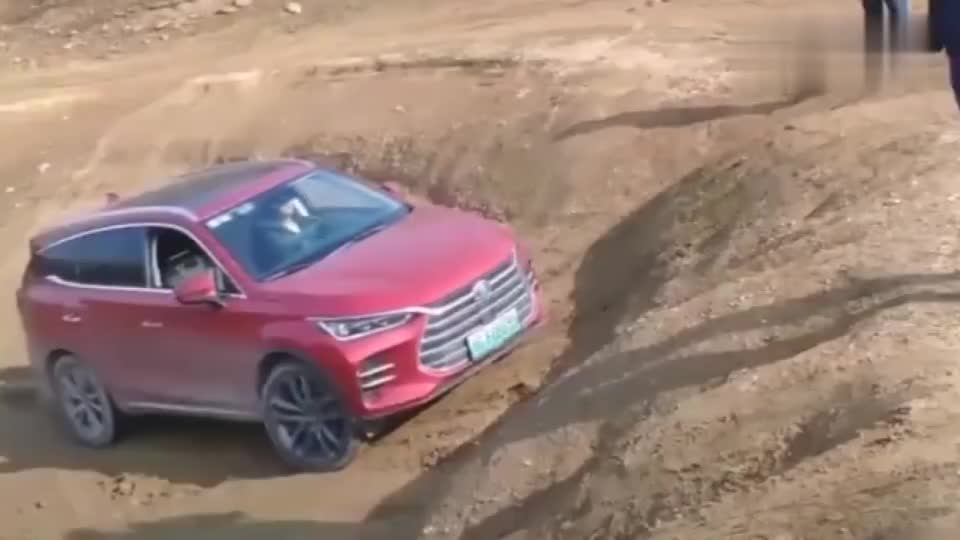 监控实拍：比亚迪唐：我也想低调啊，可实力它不允许呀！