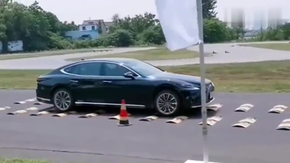 雷克萨斯和奥迪比试，悬挂好坏，立马见分晓！