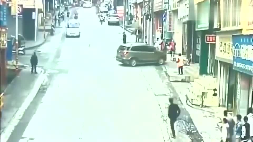 实拍：女司机错被油门当刹车，连闯两家店面！