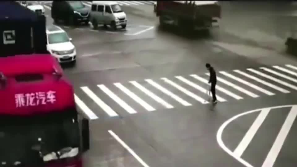 实拍：如果这个女司机扣分了我替她扣，如果罚款了我替她出！