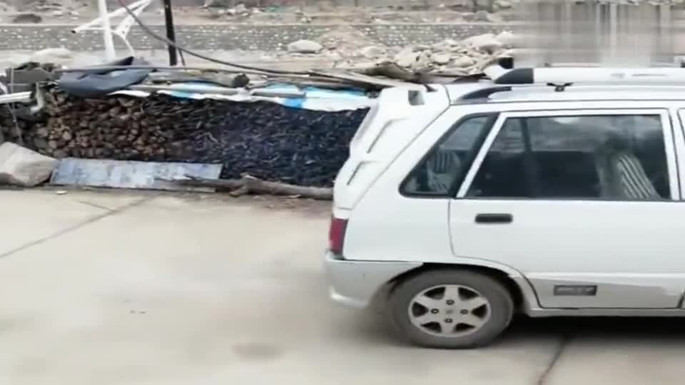 实拍：就凭这倒车技术，驾校教练不一定有这么厉害，佩服！