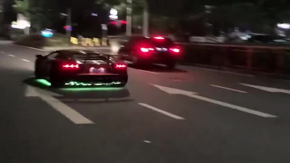 晚上街头偶遇兰博基尼，这底盘灯也太帅了吧，羡慕！