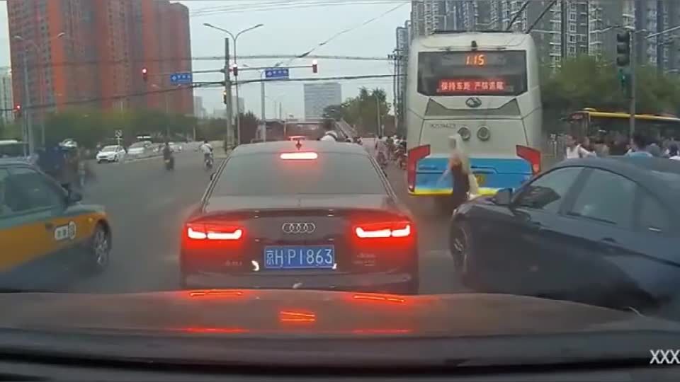 实拍：这宝马就是牛，三个人欺负一个？