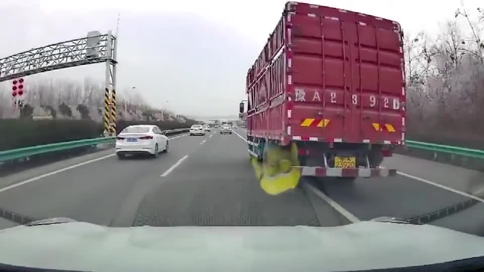 实拍：这真是高手！不是自己的车不心疼，你这违章你老板知道吗