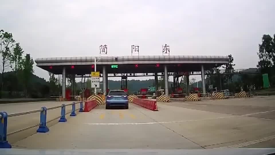 实拍：蹭ETC？这蔚来是ETC卡失效了？还好保持了车距