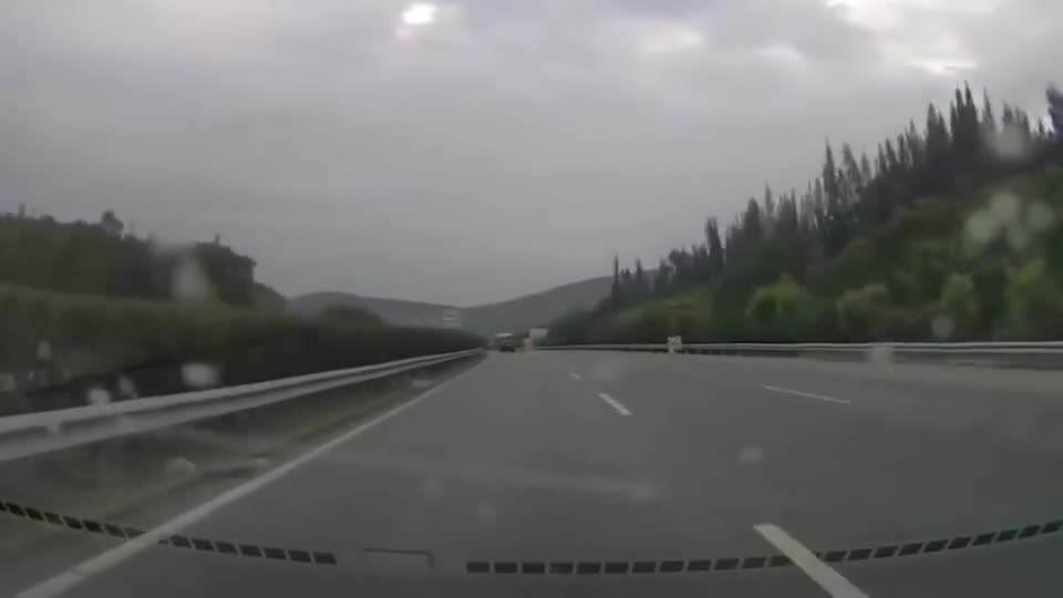 实拍：宝马司机是高手，高速120码，你高看了我的反应速度