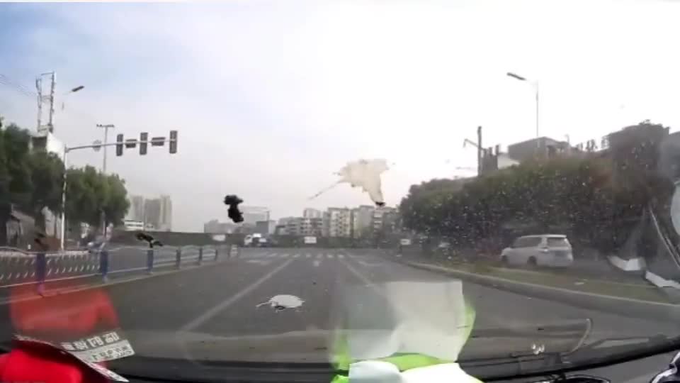 实拍：听着叫声心发慌，为什么女司机总是爱叫呢