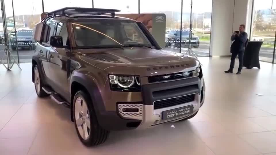 实拍全新一代路虎卫士，内饰更前卫，变承载式车身结构还有爱吗？