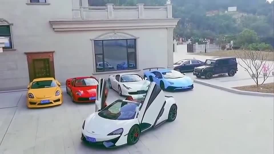 疫情期间，广西小伙在自己家门口举行了超跑车展，这排面厉害了
