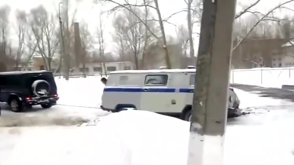 奔驰大G果然任性，换成别的车这样保险扛都得掉下来