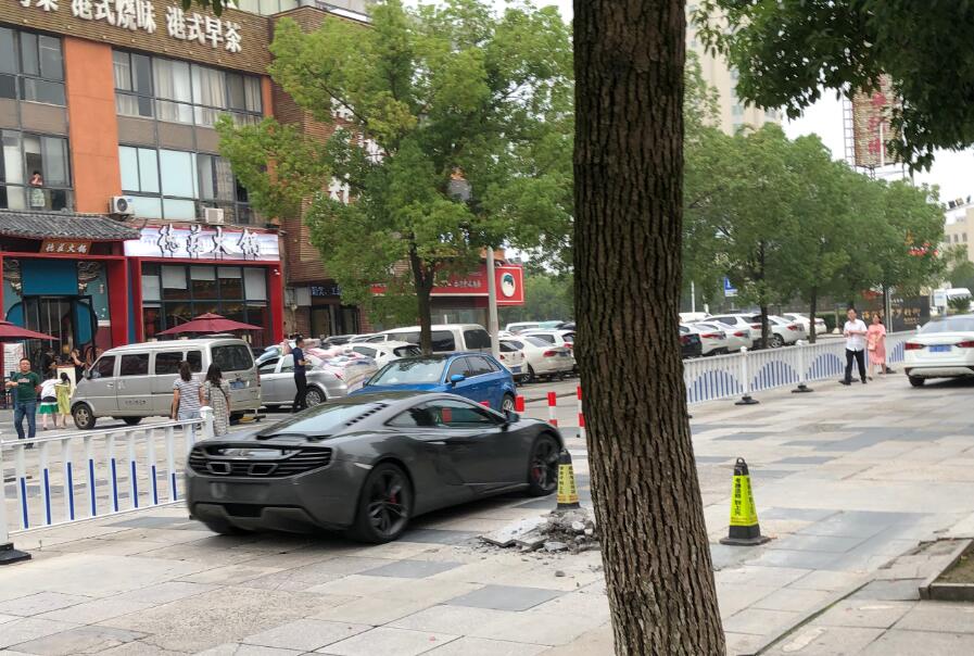 南通家纺城街头实拍迈凯轮540C跑车，轰鸣声引人侧目！