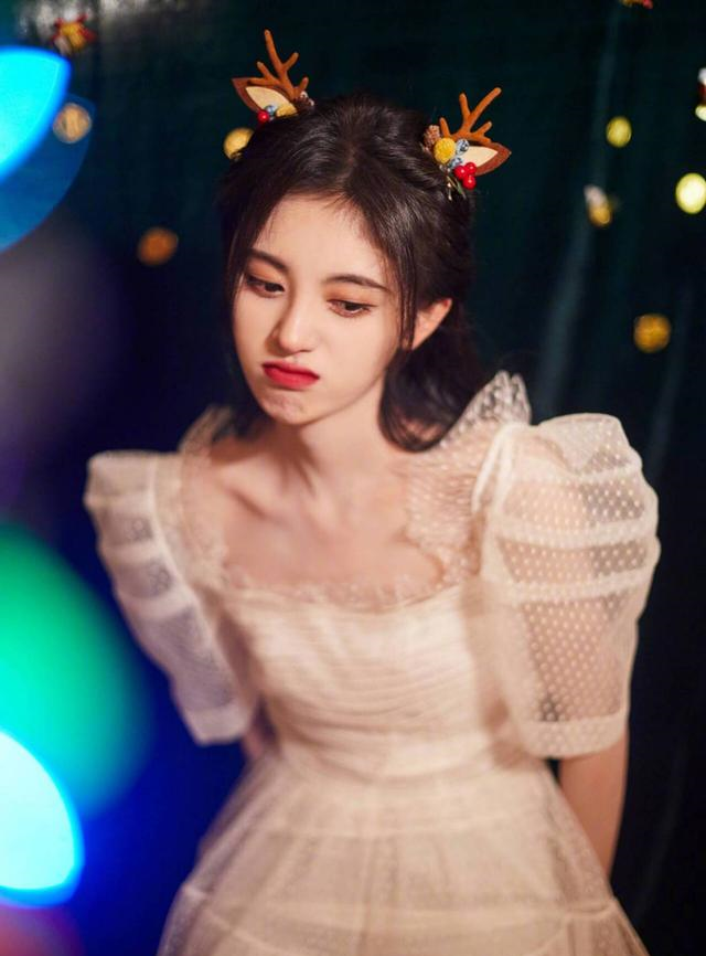发际线后移太恐怖,鞠婧祎的小碎刘海解决尴尬,减龄它可是认真的