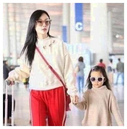 同样是潮妈,戚薇和李小璐打扮起女儿天差地别,网友:路线不同