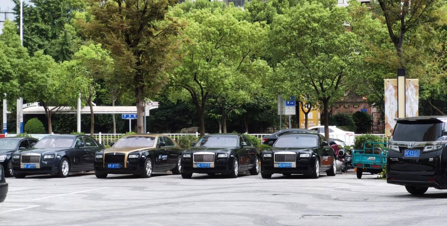 南通海门南海路实拍劳斯莱斯车队，气场秒杀周围众车！