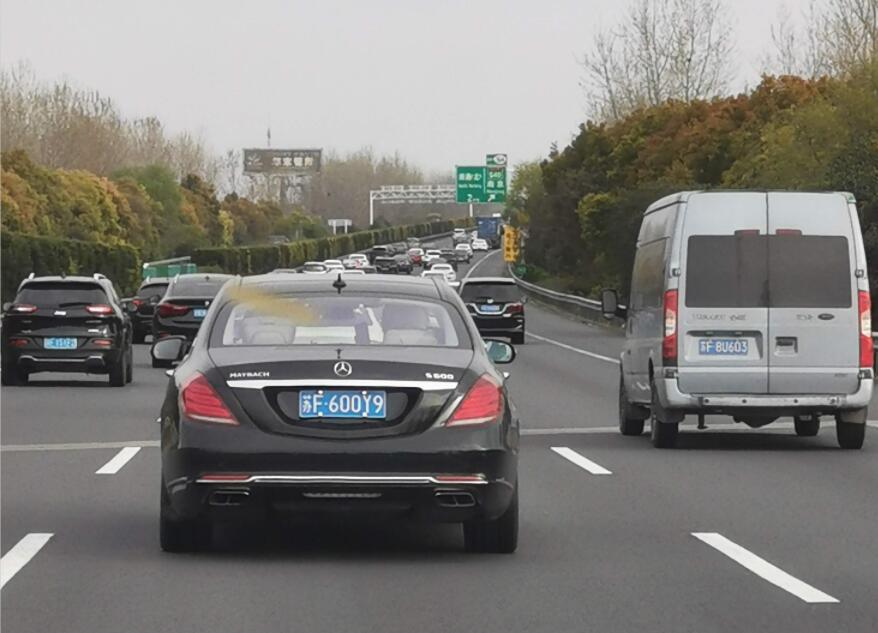 沈海高速南通北出口实拍迈巴赫S600，车牌恰好也是