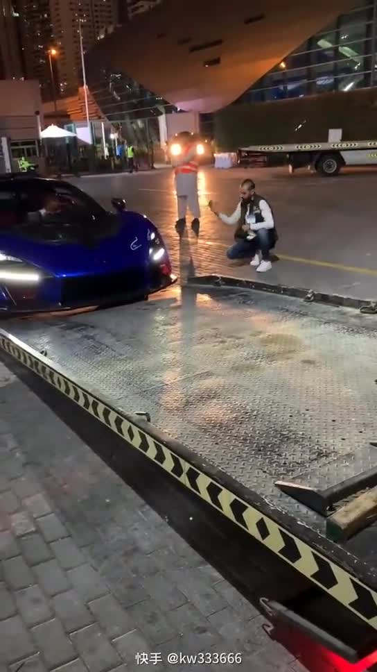 迪拜超级跑车底盘卡住了