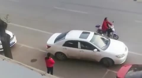 实拍女司机侧方停车，像她这种操作，能开到没油