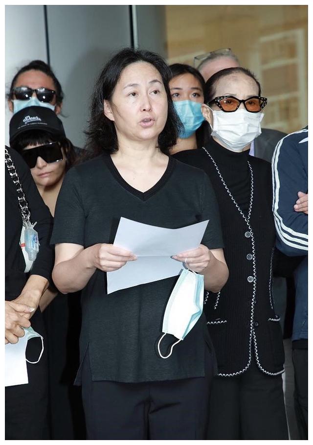 赌王去世各房暗斗群像:二太眼神精干,四太趾高气昂,三太被搀扶