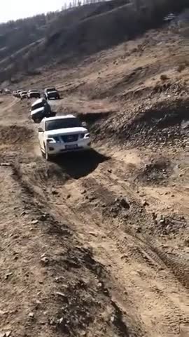 日产途乐VS牧马人挑战过炮弹坑，中