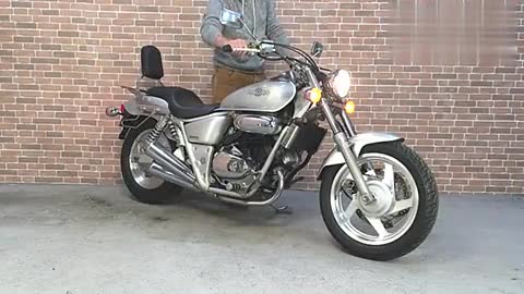 实拍本田“小哈雷”马格纳250，V型双缸声浪还不赖