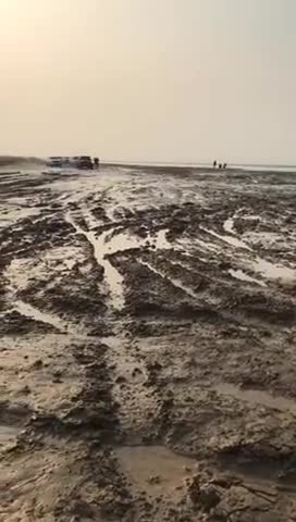 丰田霸道、牧马人与途乐是不是一个档次的？比一下过泥潭就知道了