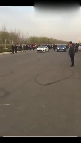 保时捷帕拉梅拉PK玛莎拉蒂SUV比加速，一个弹射起步立马秒杀了