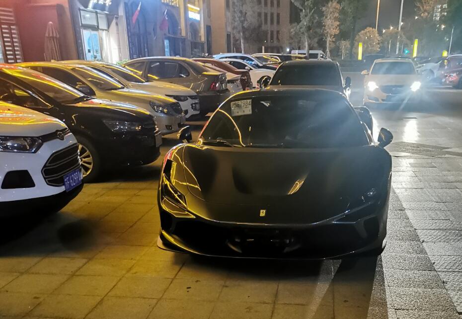 南通如皋街头实拍新提车法拉利跑车，轰鸣声引人注目！