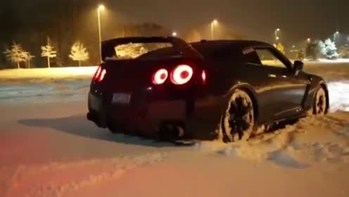 太强悍！实拍GT-R雪地性能：弹射起步