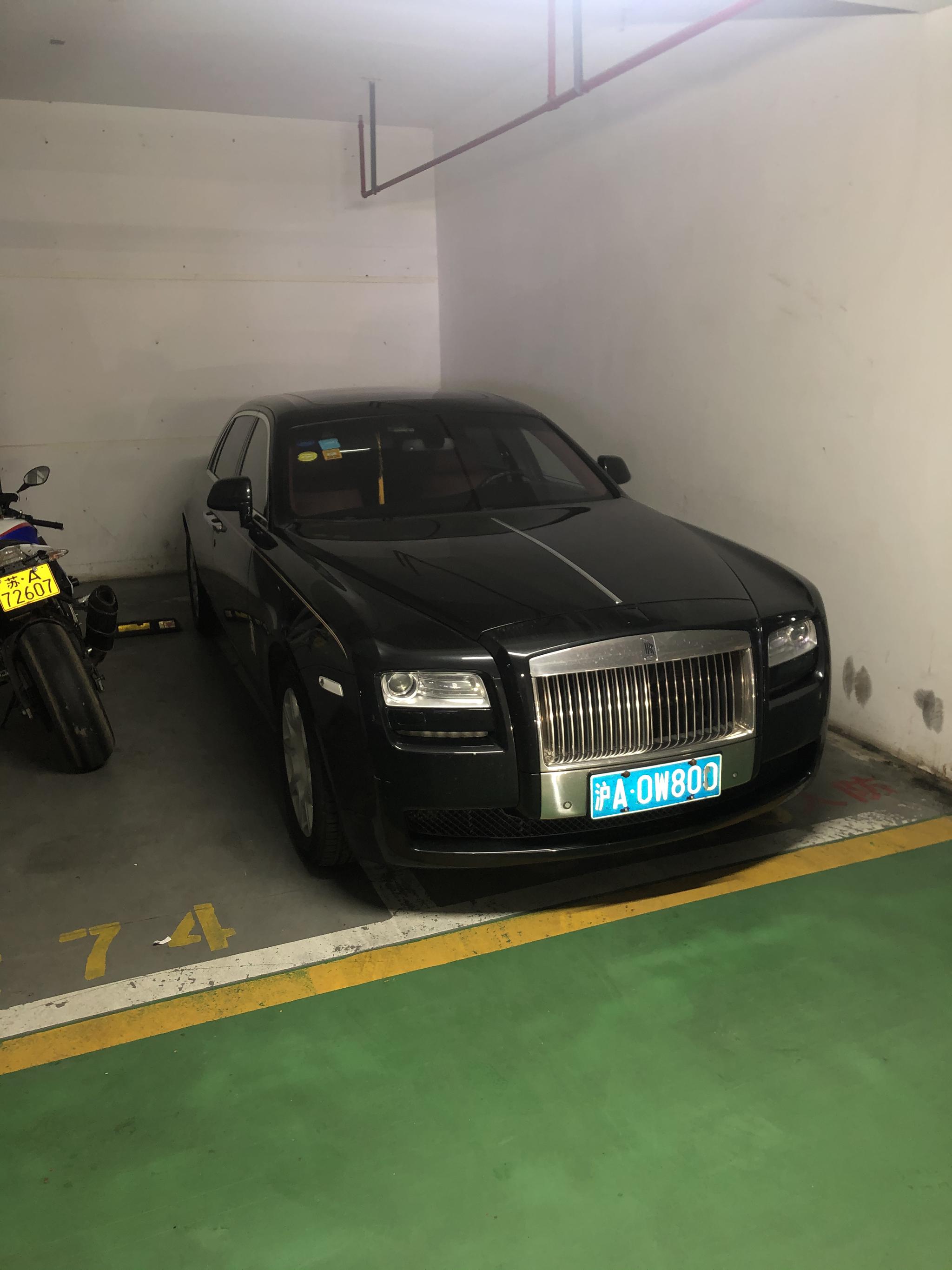 南通星光耀地库实拍劳斯莱斯古斯特，气场秒杀周围众车！